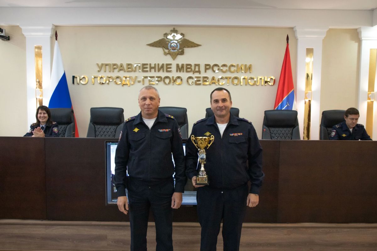 Врио начальника УМВД России по г. Севастополю полковник полиции Владислав Уткин вручил спортивные кубки победителям соревнований по плаванию и служебному биатлону