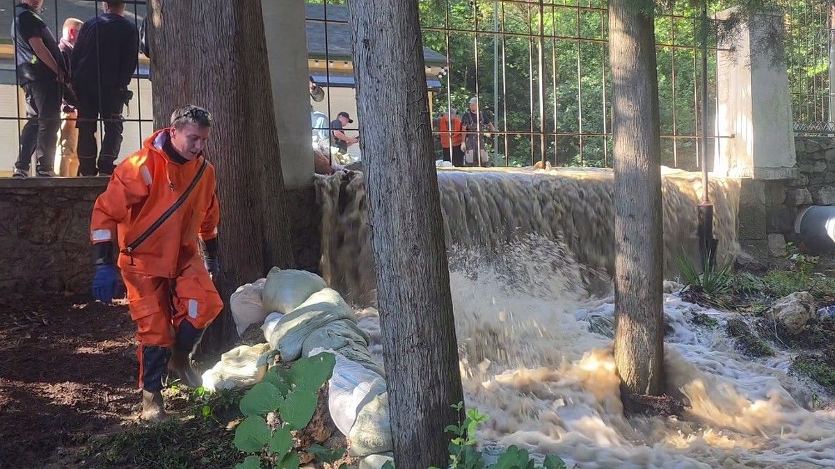 На ЮБК возвели больше двух километров временных дамб