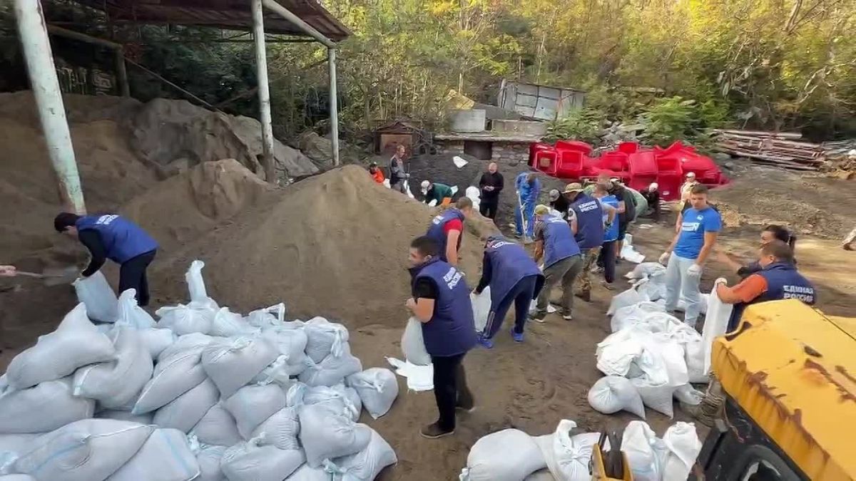 Ялтинцы продолжают сплоченно бороться со стихией