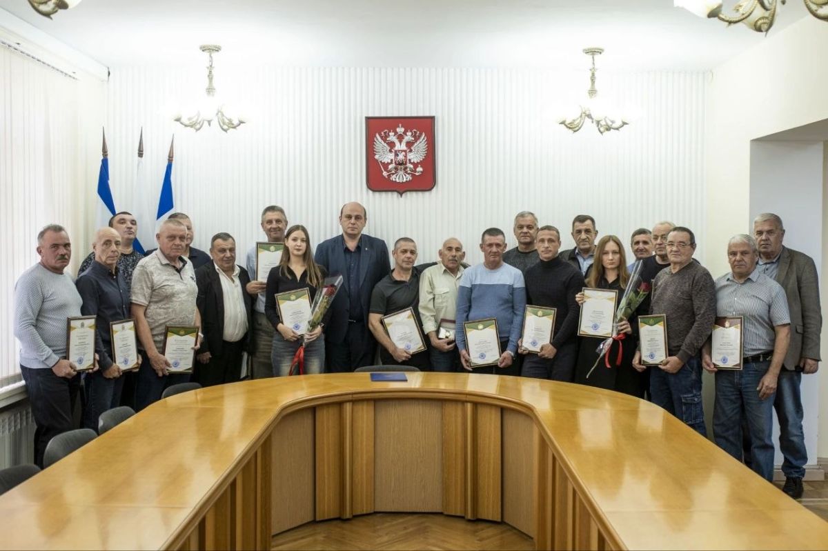 В Симферополе наградили работников автомобильного и городского пассажирского транспорта