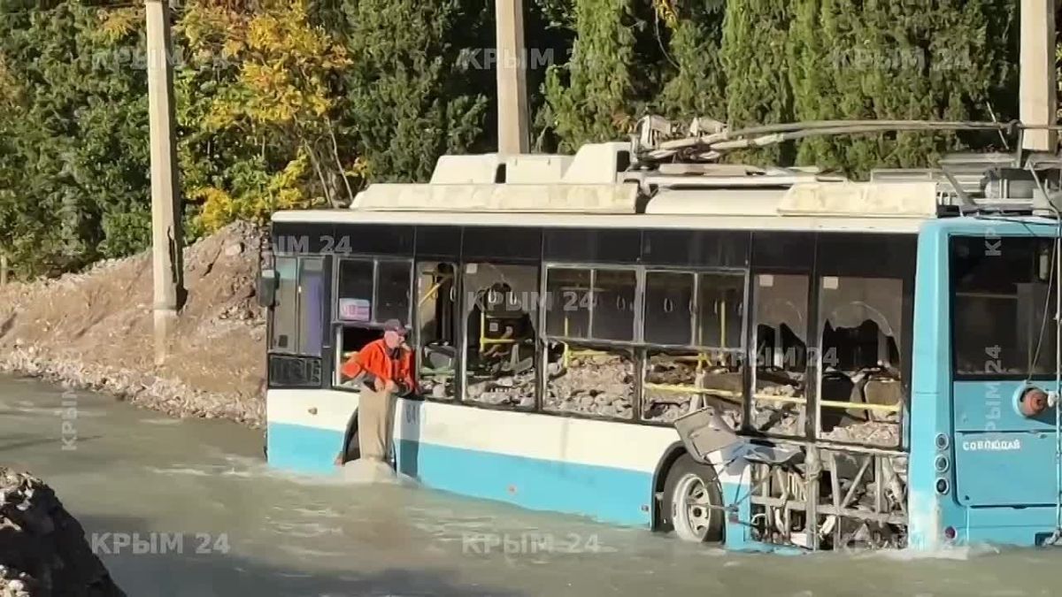В троллейбусном парке Ялты вода постепенно уходит. Специалисты продолжают укреплять дамбы