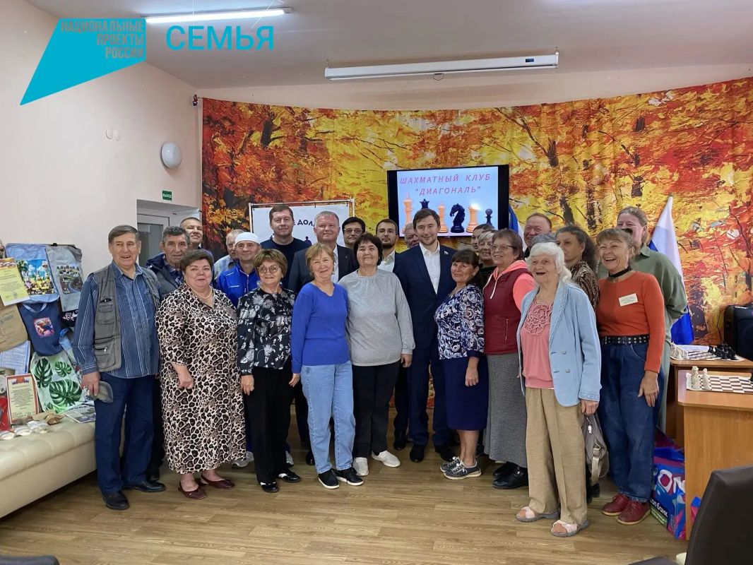 Феодосийцы «серебряного» возраста сыграли в быстрые шахматы с гроссмейстером Сергеем Карякиным