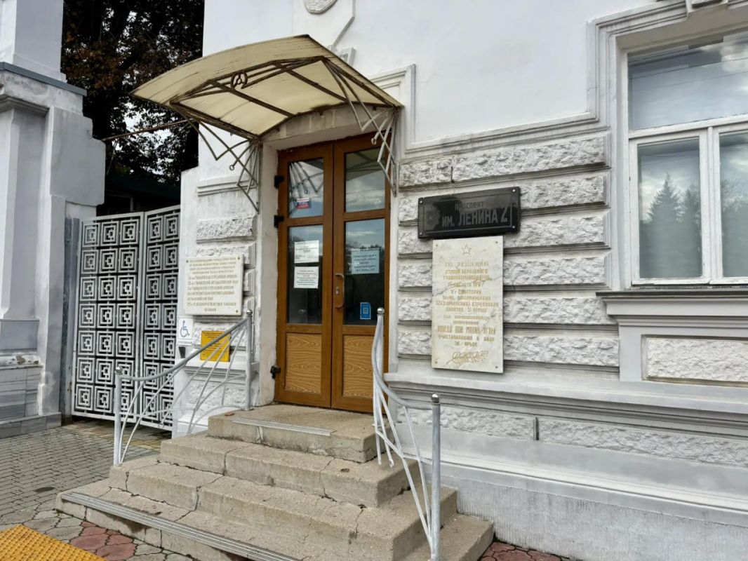 В Евпатории работают два Центра содействия, где можно зарядить телефон при отключениях света