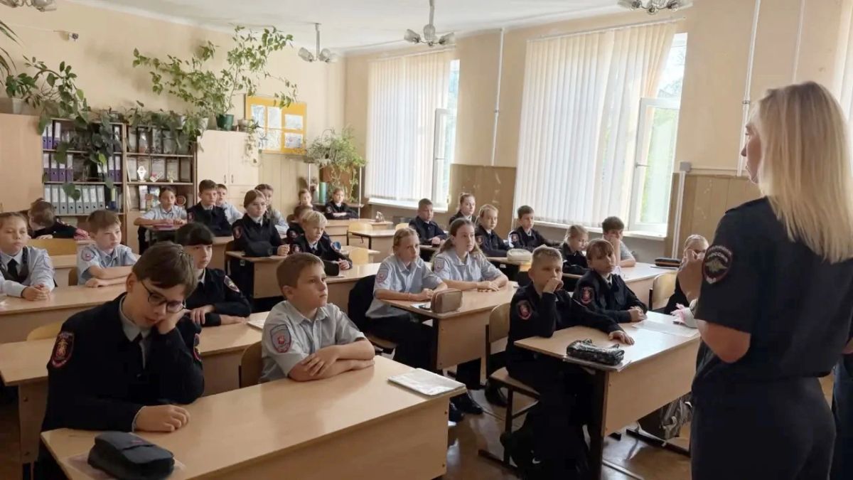 Сотрудники Госавтоинспекции Севастополя провели познавательный урок по безопасности дорожного движения для кадет органов внутренних дел