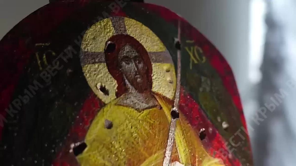 Сегодня в Симферополе представили уникальную выставку «Иконы на бронепластинах»