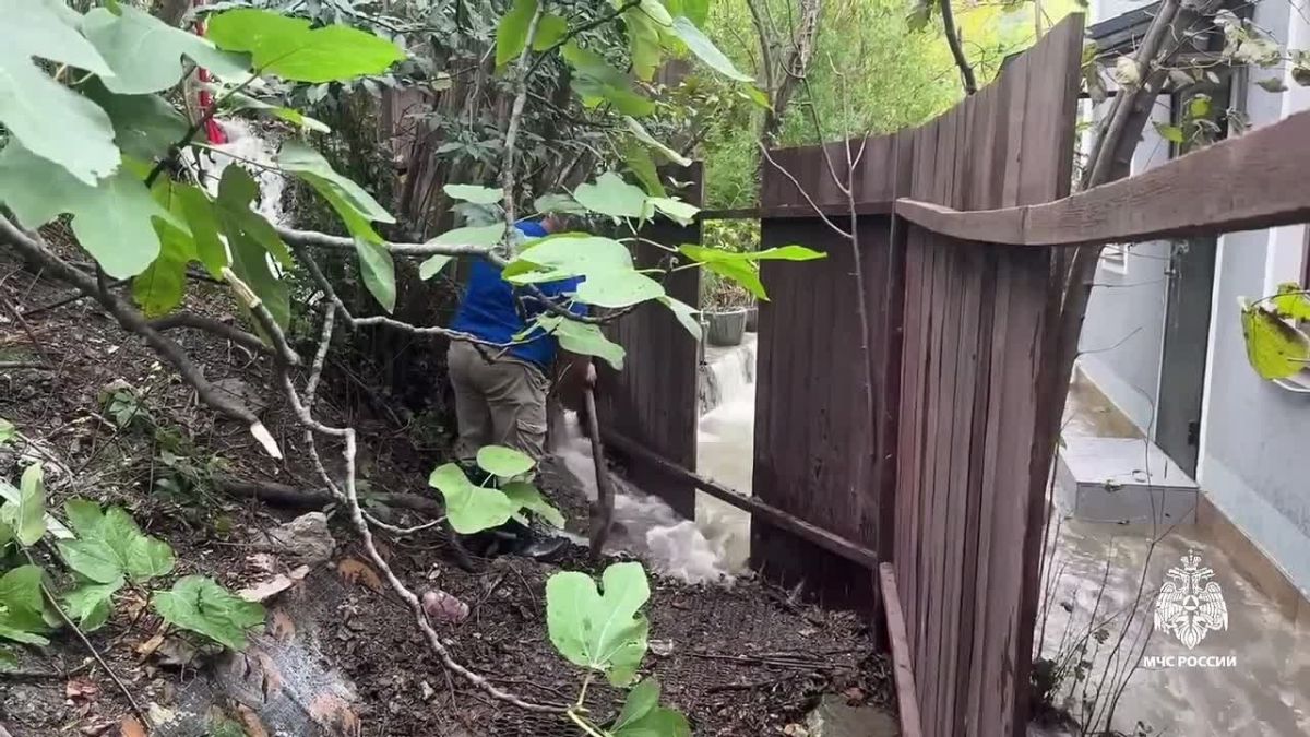 Спасатели продолжают освобождать от воды МО Ялта