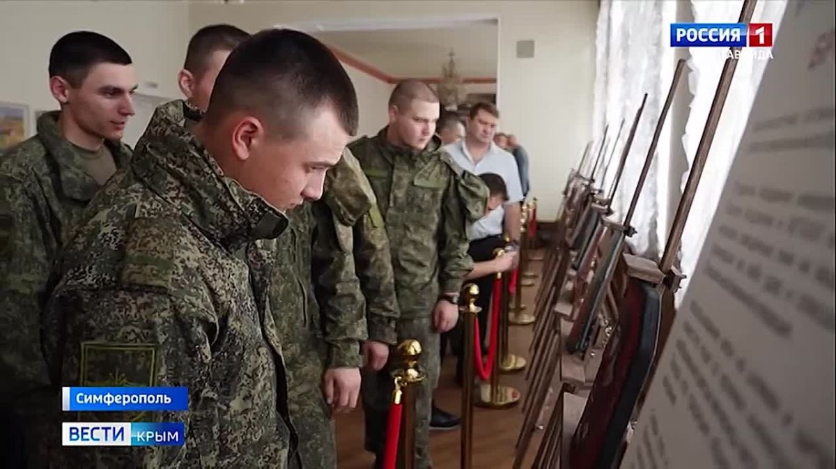 В театре имени Горького в Симферополе открылась выставка бронепластин с ликами святых