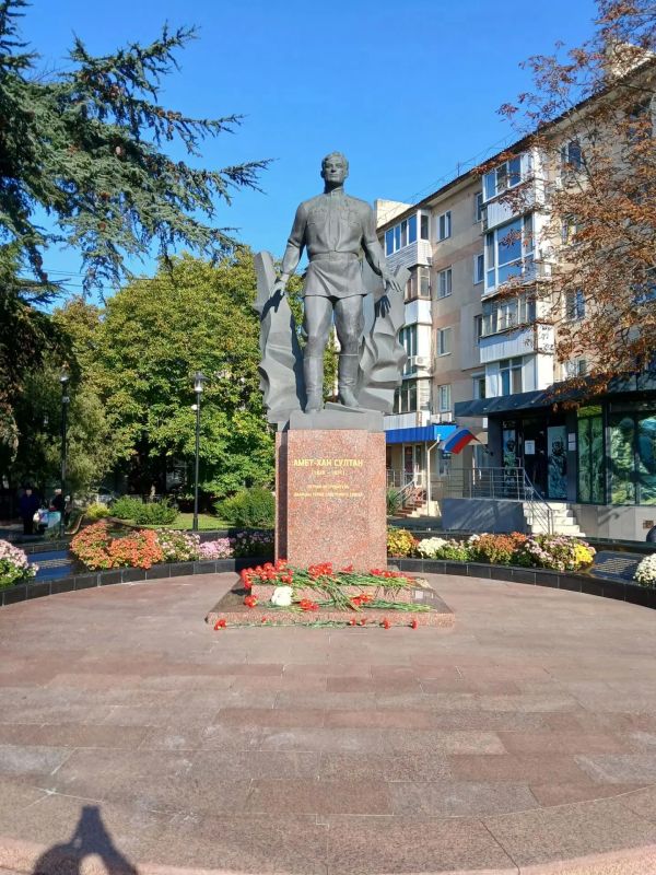 В Симферополе состоялась торжественная церемония возложения цветов и чествования памяти легендарного лётчика, почётного гражданина Крыма, дважды Героя Советского Союза Амет-Хана Султана