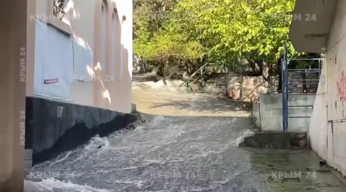 В Мисхоре возвели дамбы, чтобы перенаправить бурный поток воды