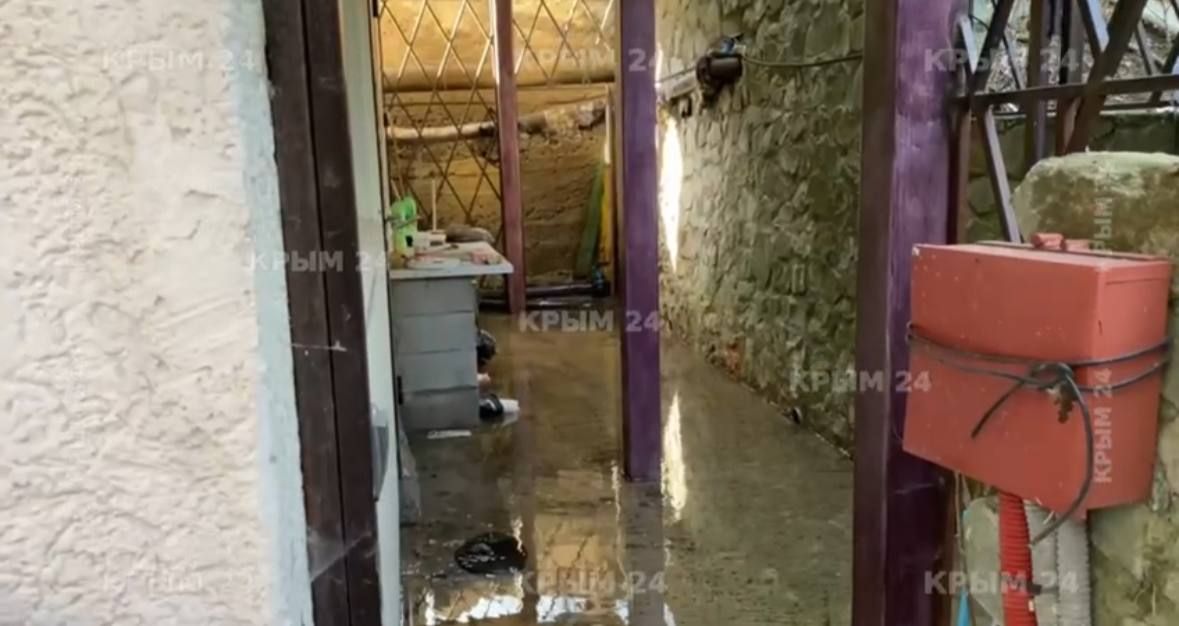 «Открыл дверь — вода хлынула на меня»: житель Мисхора рассказал о затоплении домов