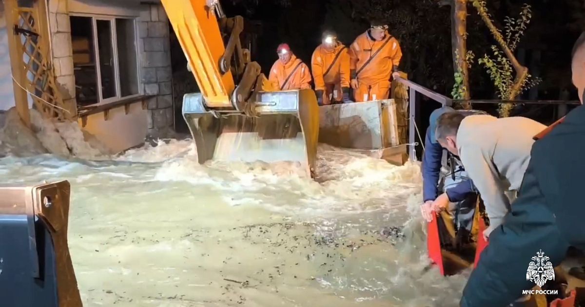 В Ялте от воды освободили 29 объектов, 8 остаются подтопленными