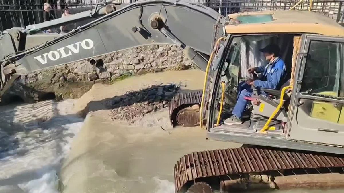 Снова подтапливает пешеходный переход с улицы Московской к площади Советской – понимаю, это осложняет ежедневные маршруты для жителей в центре города