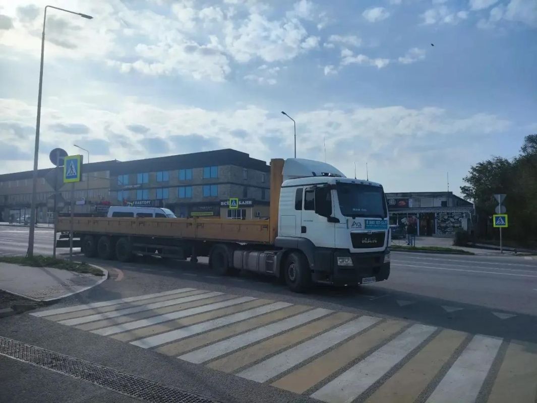 Госавтоинспекция Севастополя работает на месте столкновения легкового и грузового автомобилей, в котором пострадали малолетний ребенок и его мама