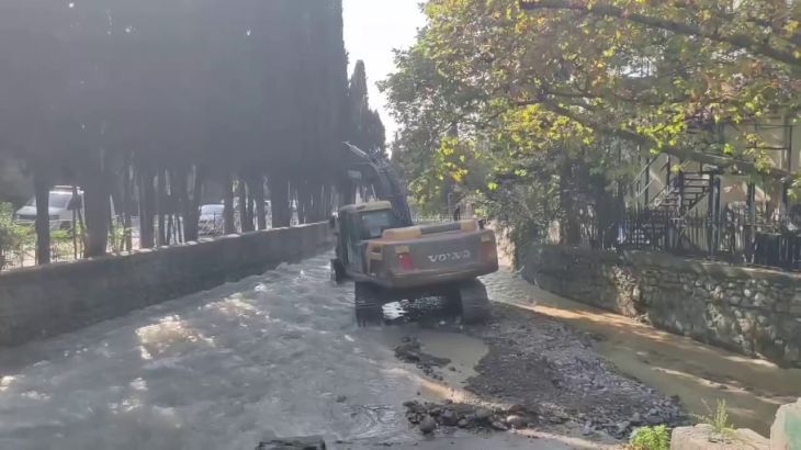 В центре Ялты снова затопило пешеходный переход: для расчистки русла реки привлекли спецтехнику