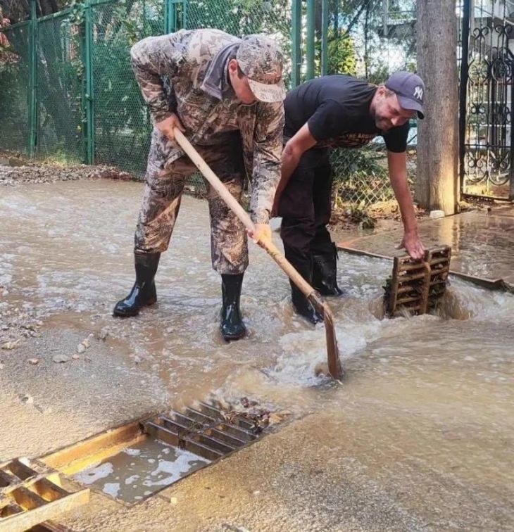 В Ялте после сильных ливней прочищают ливневую канализацию и восстанавливают городскую инфраструктуру