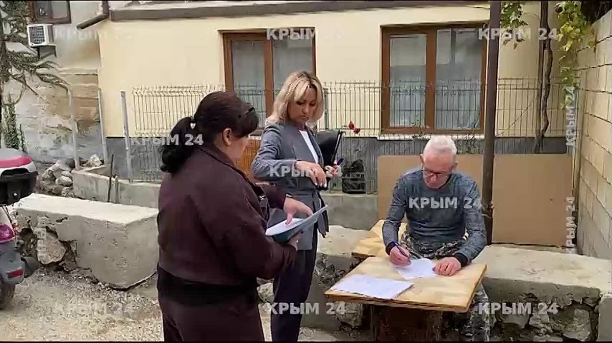 Жители подтопленных домов на улице Родниковая в Кореизе пишут заявления на выплаты