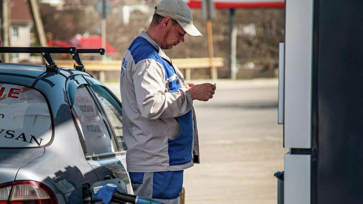 Где заправить автомобиль в Крыму по 100 рублей за литр