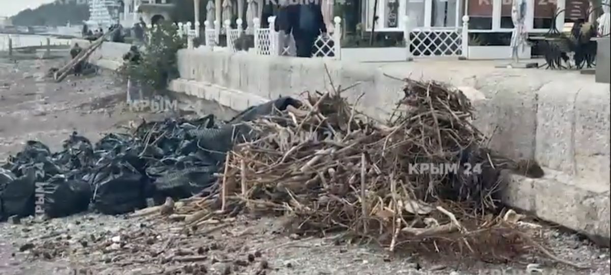 С ялтинского пляжа вывезли около 40 кубометров мусора после шторма