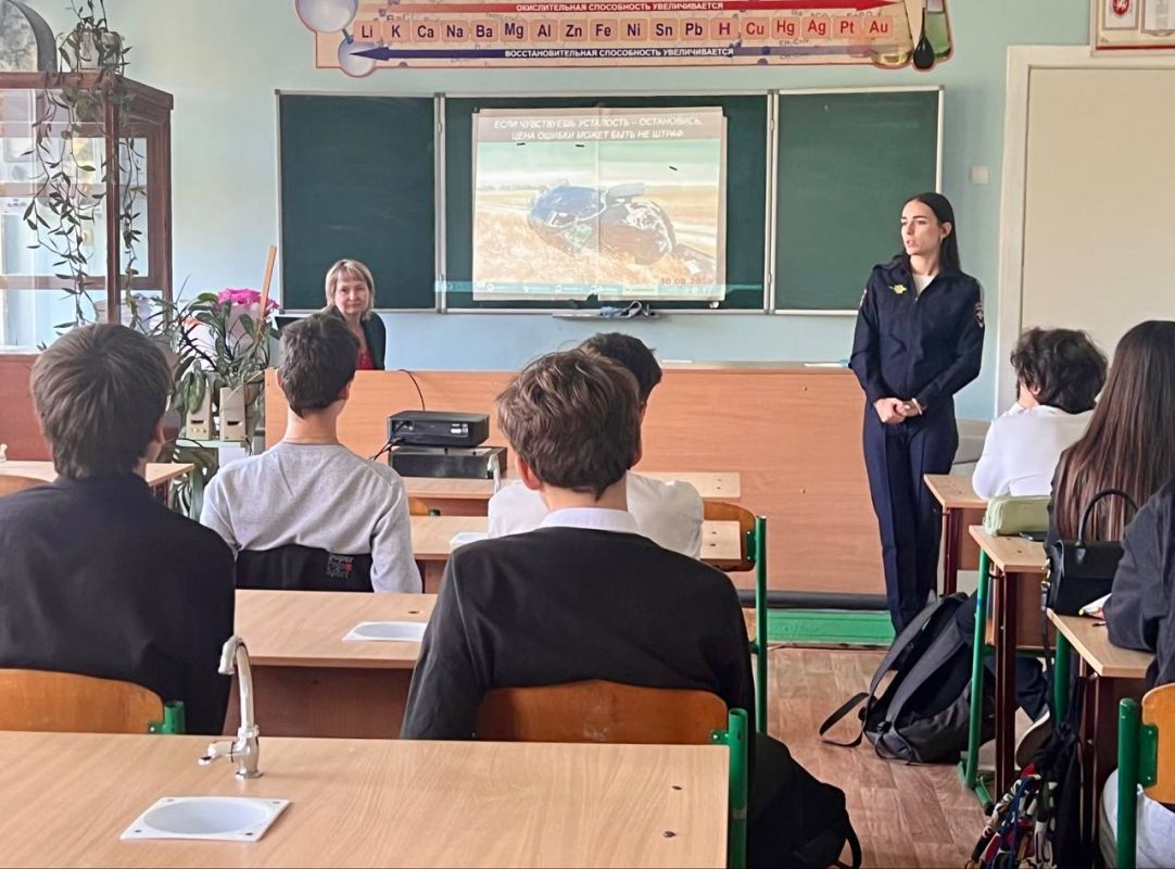 В Алуште сотрудники Госавтоинспекциипровели профилактический «краш курс» для старшеклассников