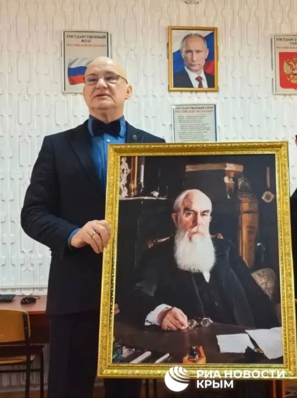 Потомок Абрикосова подарил Крымскому колледжу общественного питания и торговли портрет предпринимателя