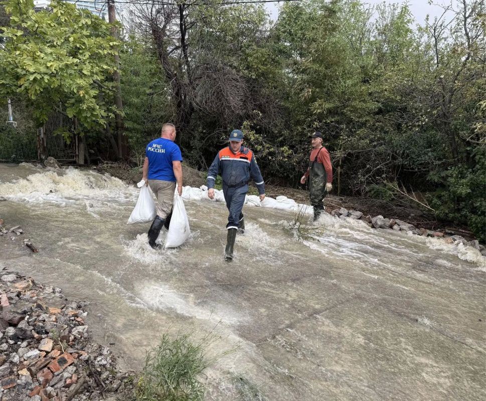 Вода продолжает течь по улице Севастопольская в Алупке, сообщает республиканский главк МЧС России