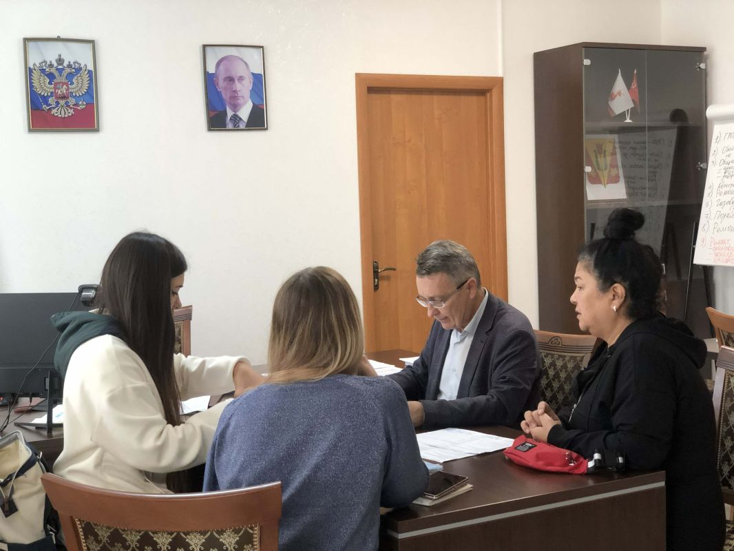 Глава администрации Олег Бурлака провёл приём граждан