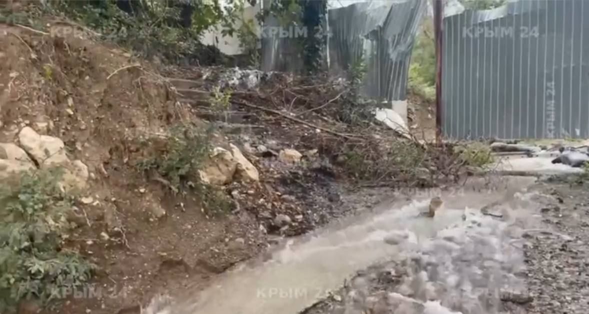 В Кореизе на Севастопольском шоссе остаётся затопленной территория дома