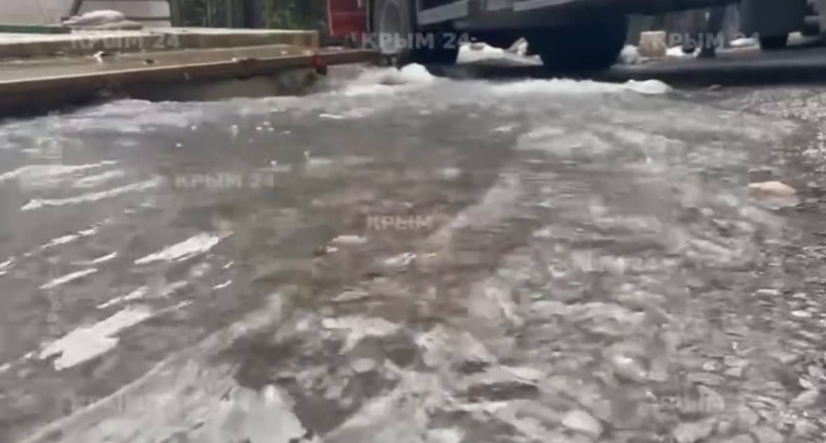 В Кореизе коммунальщики перенаправили воду, чтобы не подтопило магазин и аптеку