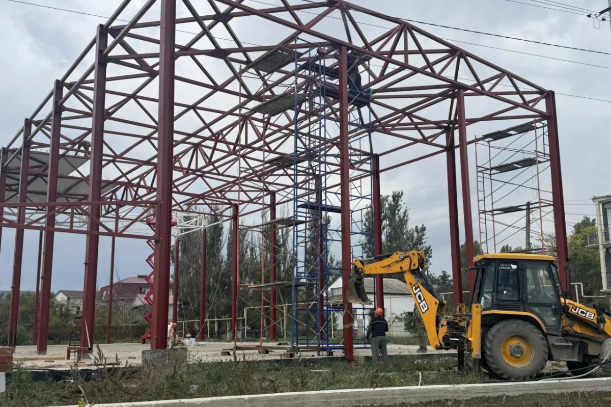 В Феодосии продолжается строительство модульного спортзала