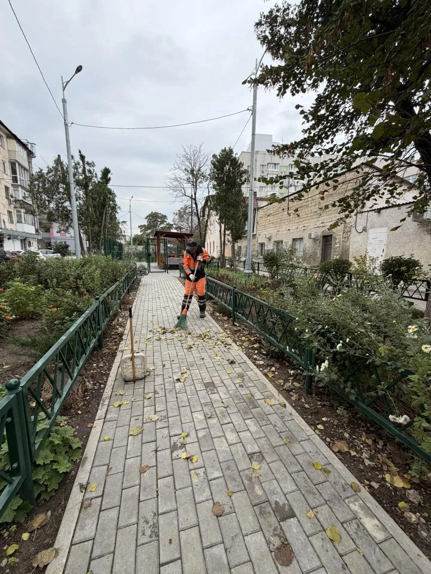 Работники МБУ «Город» и подрядных организаций ежедневно трудятся, чтобы Симферополь оставался чистым и уютным!
