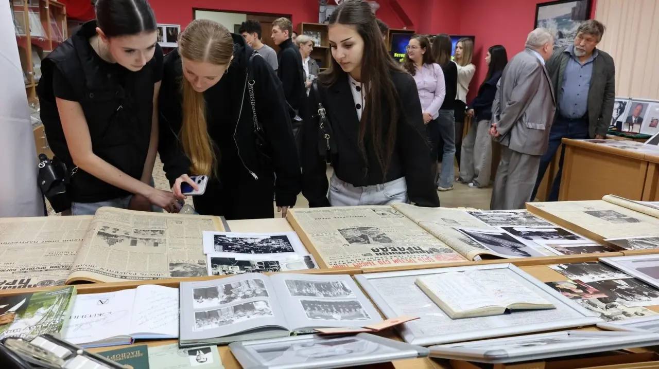 В Госкомархиве состоялось открытие историко-документальной выставки «С Крымом связанные судьбы. Знаковые люди и события советской эпохи»