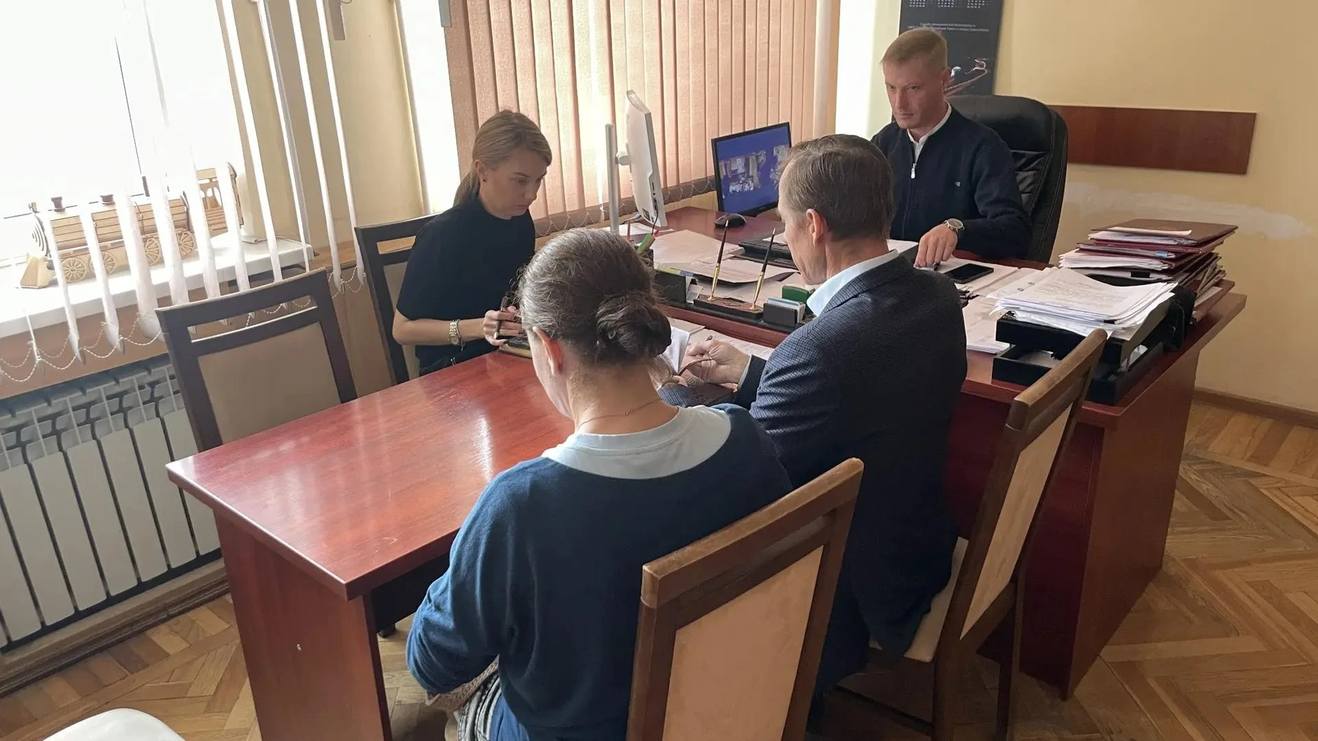 Первый заместитель главы администрации Симферопольского района Иван Юрченко провел еженедельный прием граждан, в ходе которого были рассмотрены актуальные вопросы жителей