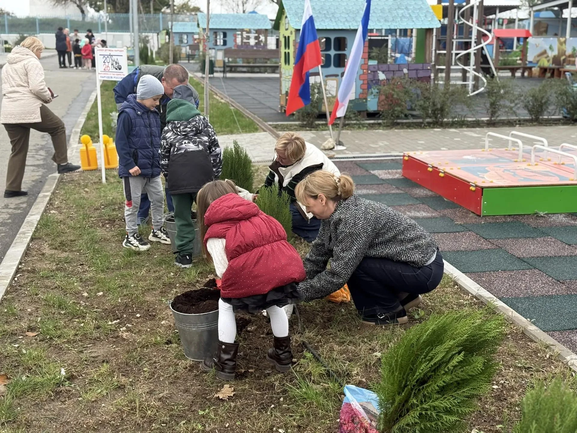 В преддверии Дня народного единства на территории детского сада «Бригантина» состоялась высадка Аллеи дружбы народов России