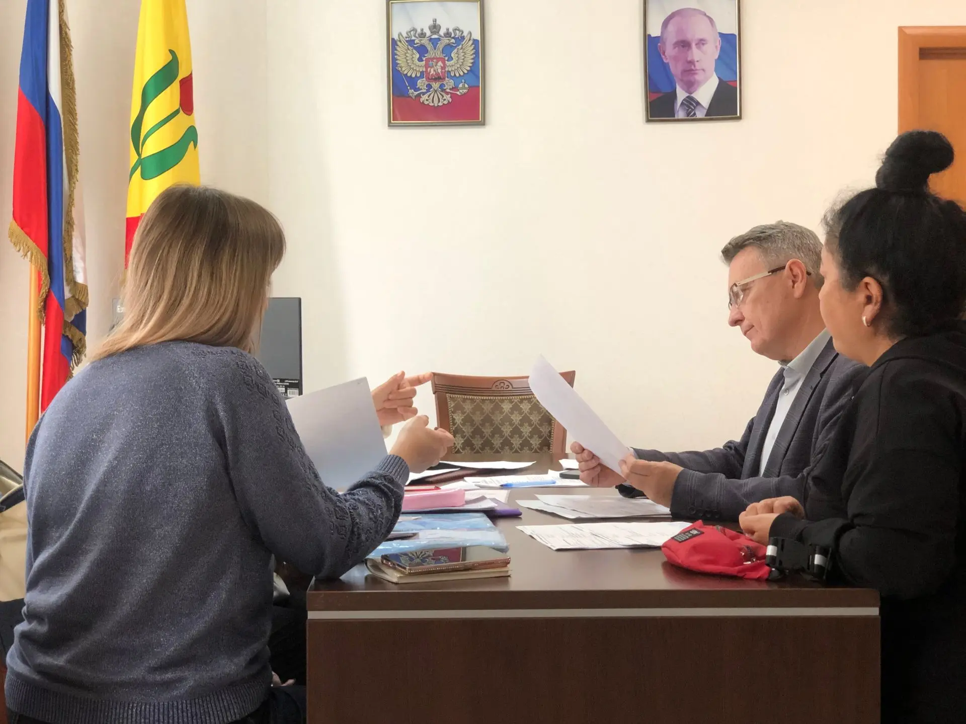 В преддверии Дня народного единства глава администрации города Красноперекопска Олег Бурлака провёл личный приём в рамках Общерегионального дня приёма граждан