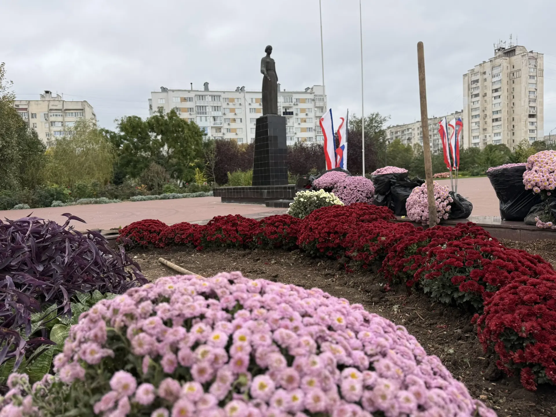 Виталий Оганесян: Озеленители «Комбината благоустройства» обновляют цветочное оформление клумб на мемориальном комплексе «Красная горка»