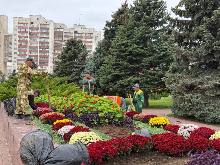 В Евпатории обновляют цветочные клумбы на мемориале «Красная горка»