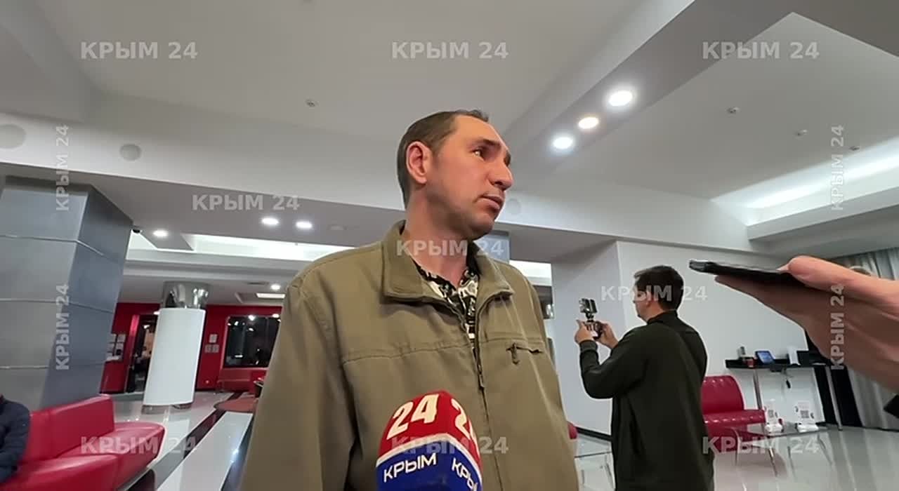 Семья из Алешек три месяца ждала возможности спастись, а за продуктами люди ходили пешком через мины Александр Захаров рассказал, как он и его 71-летняя мама оказались в крайне тяжёлой ситуации. В начале лета сгорел их дом —...