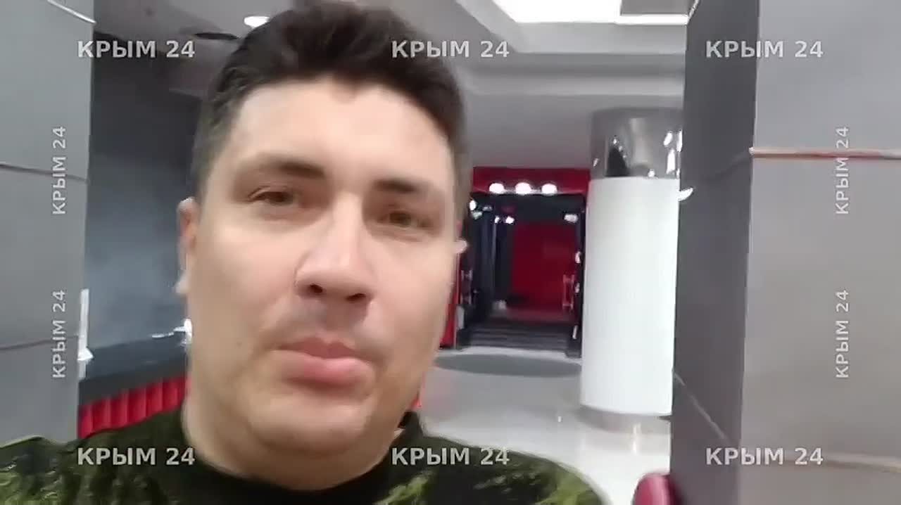 Жизнь на маленьком судне: Семья из Алешек эвакуировалась из дома на лодке из-за обрушения дамбы