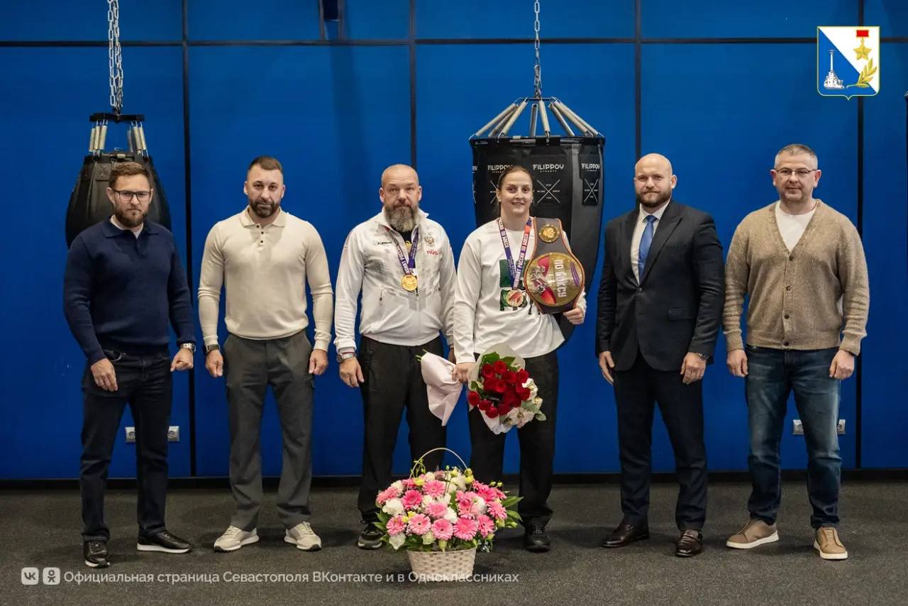 Двукратную чемпионку России по боксу Елену Гапешину торжественно встретили дома