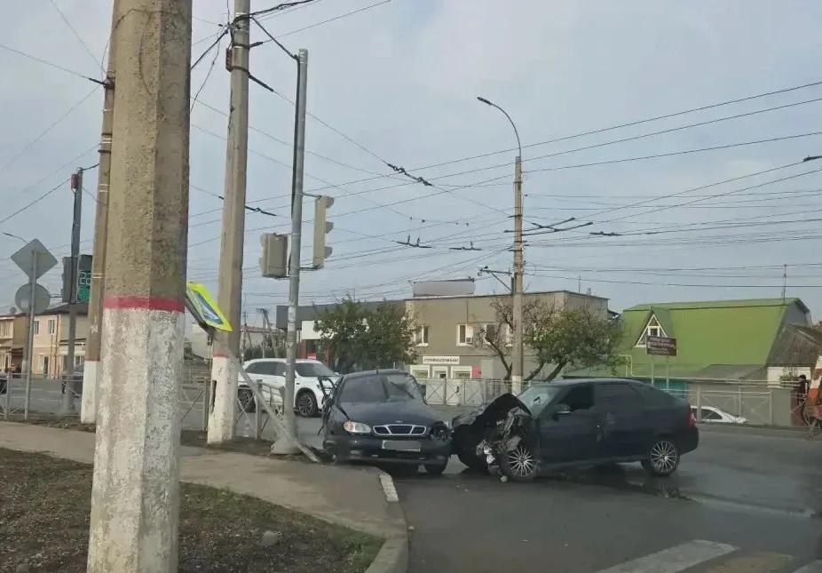 Два человека, в том числе подросток, пострадали при столкновении двух легковушек в Симферополе