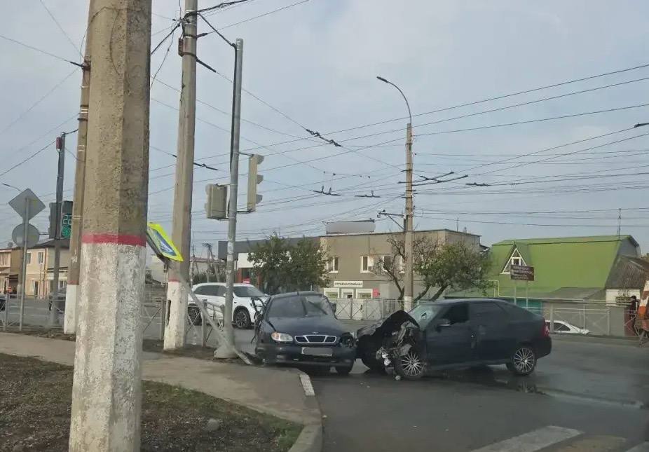 В Симферополе 17-летний пассажир и водитель получили травмы в лобовом ДТП