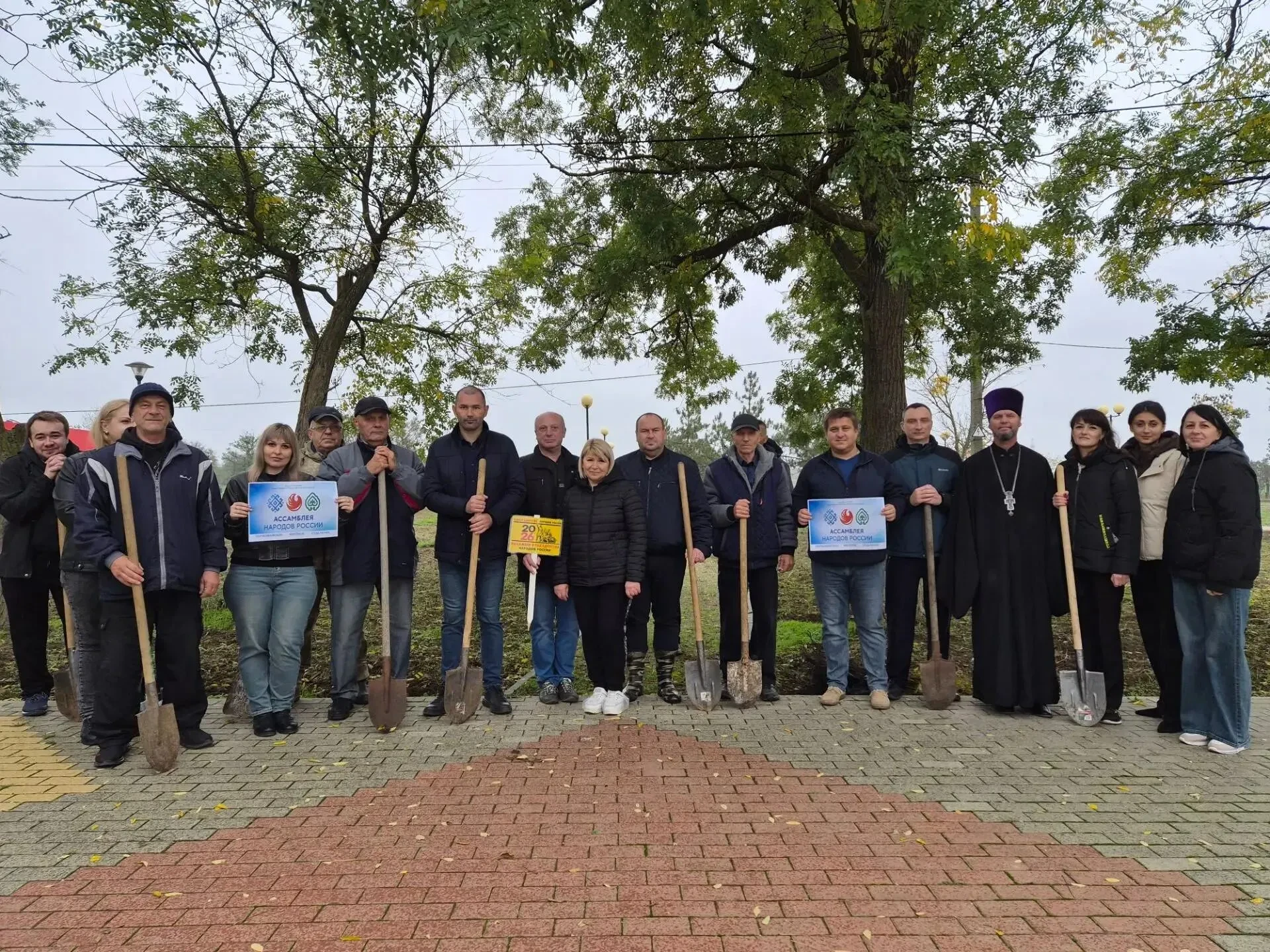 В Год единства народов России в Первомайском парке была заложена Аллея единства