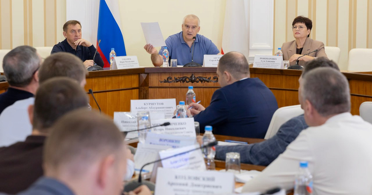Аксёнов пригрозил увольнением чиновникам за «футбол» с обращениями граждан