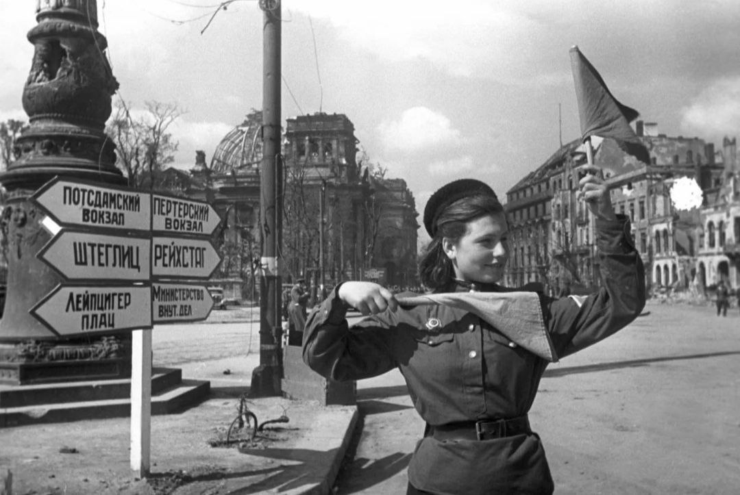 Лидия Спивак — военная регулировщица в послевоенном Берлине, известная под прозвищем «Хозяйка Бранденбургских ворот» за то, несла службу на посту №1 в центре германской столицы