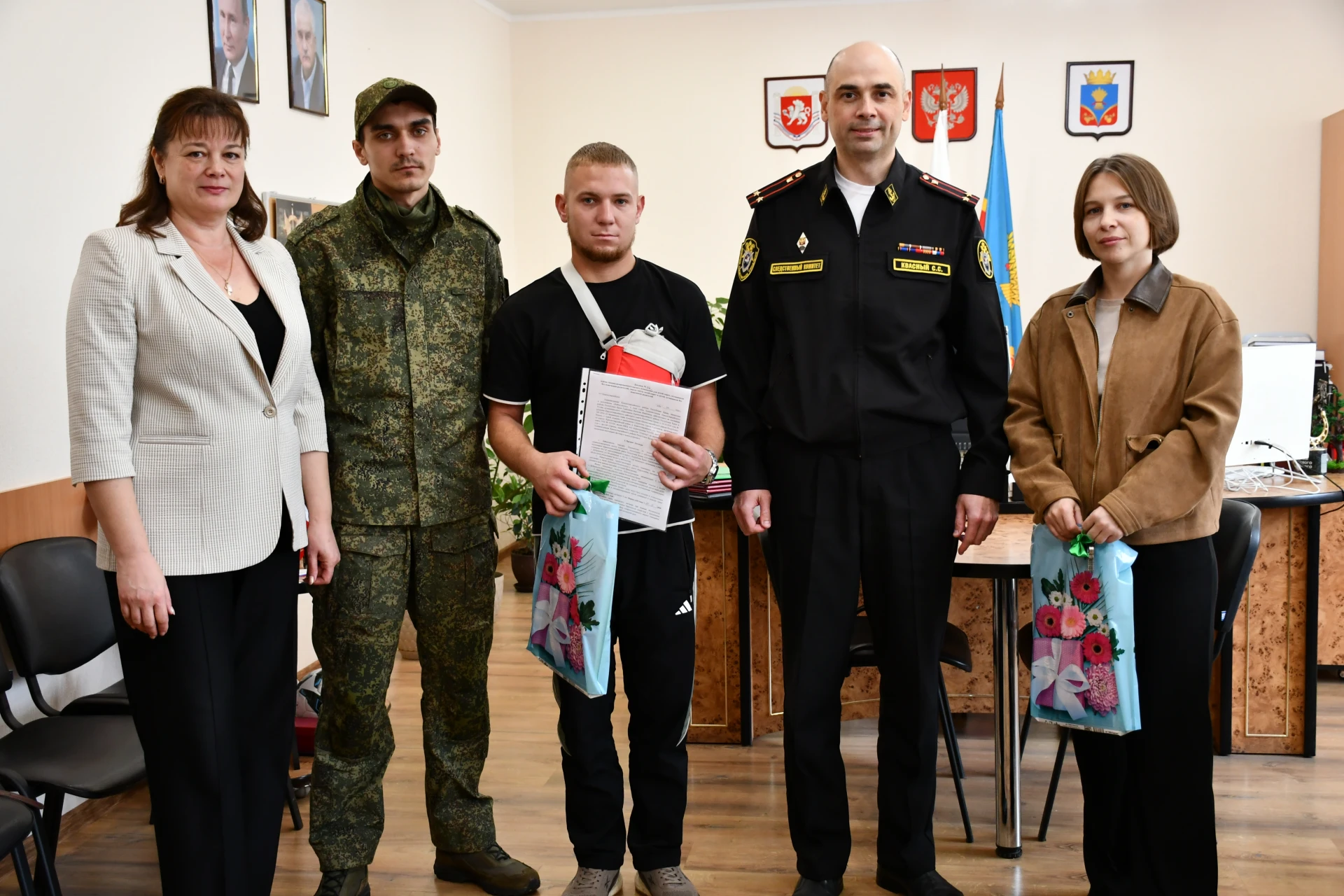 Сегодня ключи от жилых помещений и сертификат на приобретение жилья получили трое жителей района — дети-сироты, двое из них участники СВО