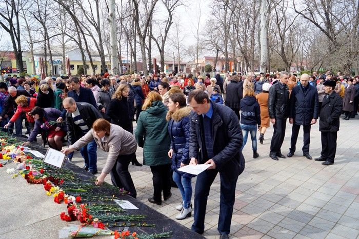 Сегодня общенациональный траур. День траура в Омске. Траур по погибшим в Кемерово. 28 День траура Кемерово.