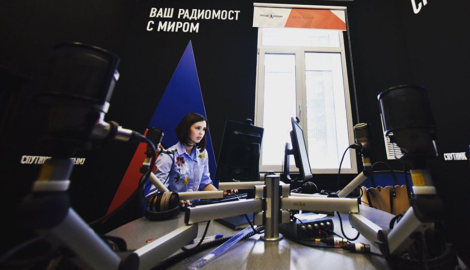 Радио спутник пятница вечер ведущая. Ведущая радио Спутник. Ведущие радио Спутник в Крыму.