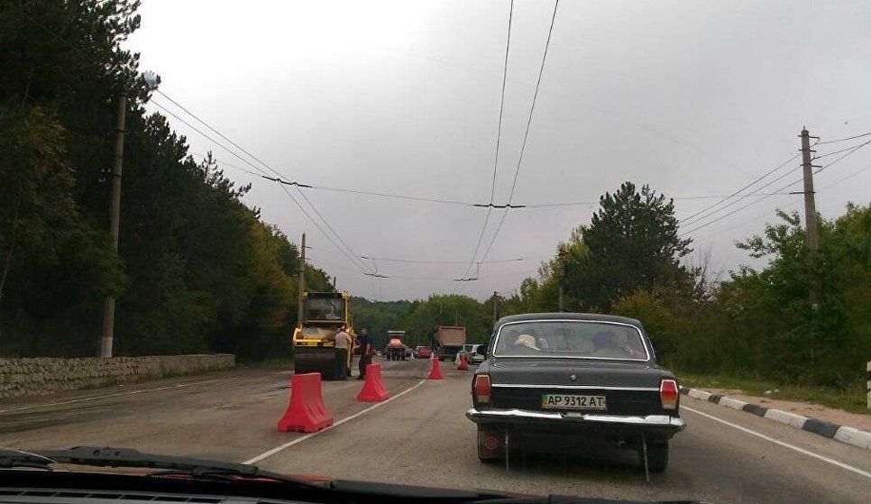 Ангарский перевал камера. Пробки на трассе Симферополь Ялта. Пробки на перевале. Пробка на перевале Крым. Знаки дорожного движения на Ангарском перевале в Крыму.