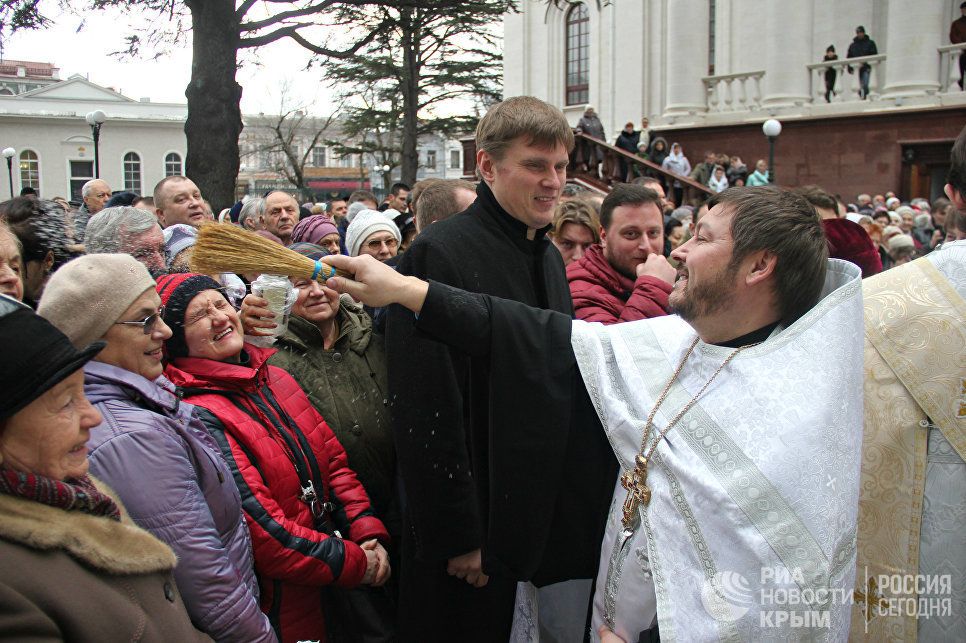 Крым сегодня новости последнего часа. Церковь в Симферополе с крестильной. Последние события в Крыму. Крым сегодня последние. Церковь Александра Невского Симферополь крестины.