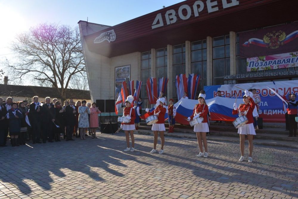 Синоптик старый крым кировского. Посёлок Кировское Крым. Кировское Крым Кировский район. Первомайский стадион Крым Кировский район. Советский район Крым.